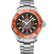 Quadrante grigio sfumato con numeri arabi arancioni e indici in oro bianco 18K luminescenti dell’Omega Seamaster Planet Ocean 6000M 45,5 mm modello 215.30.46.21.06.001.